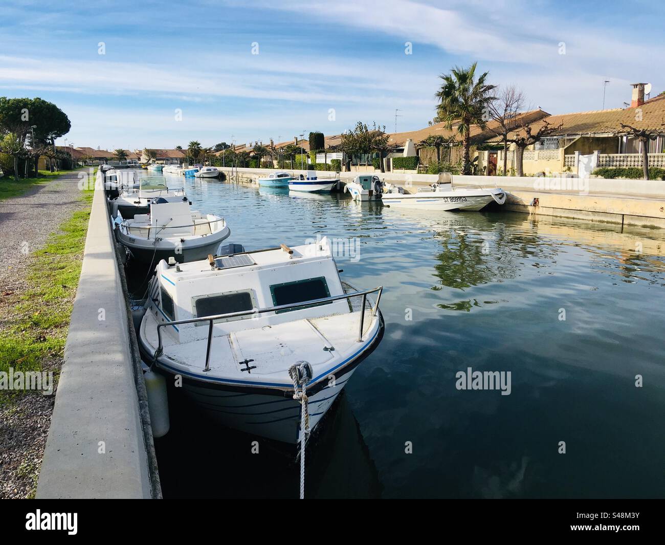 Landschaftsaufnahme des Kanals mit Booten in Palavas-les-Flots, Occitanie, Frankreich Stockfoto