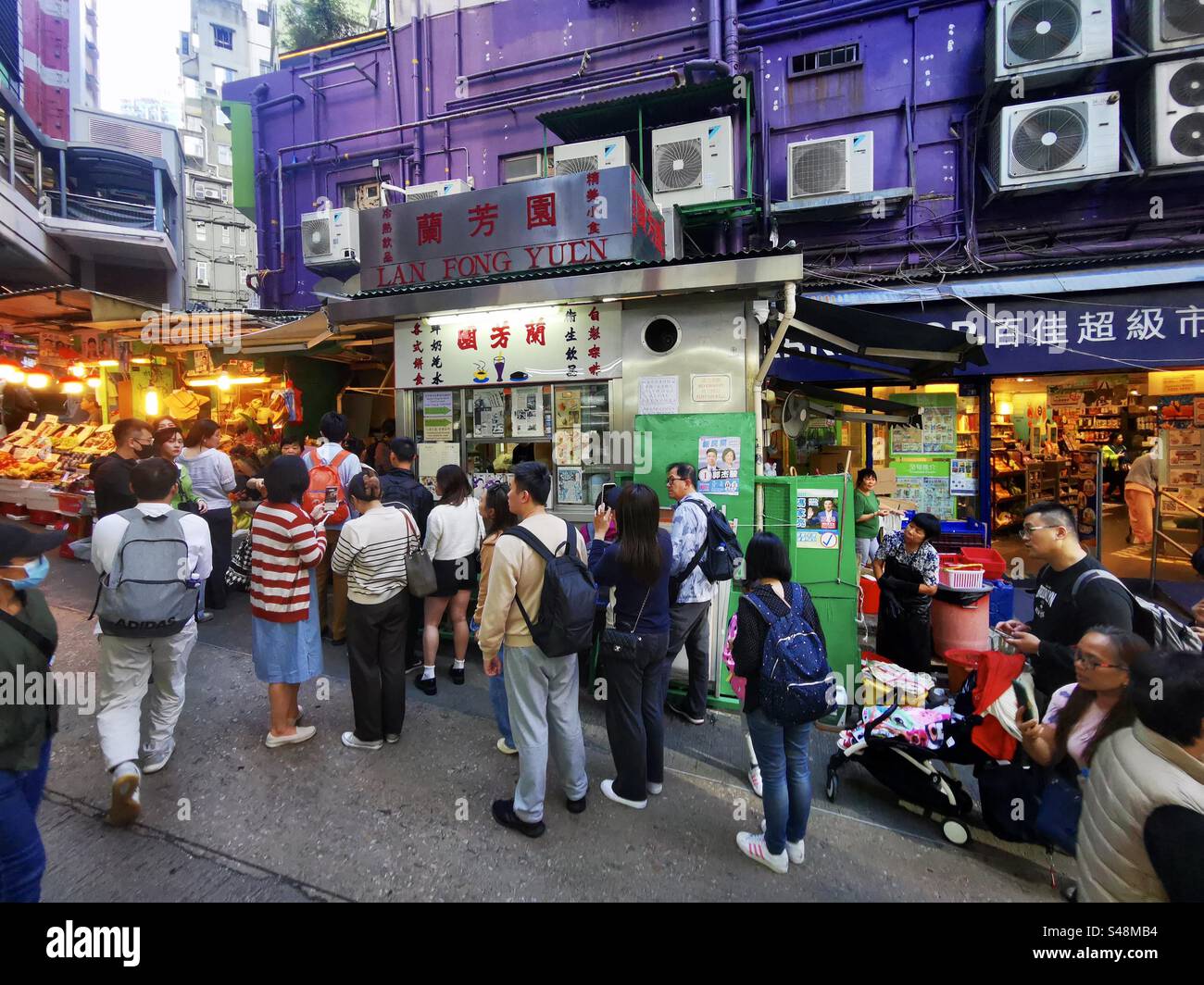 Sie stehen in der Schlange im berühmten Restaurant Lan Fong Yuen Tea in der Gage Street in Hongkong. - Smartphone-aufgenommenes Stockfoto