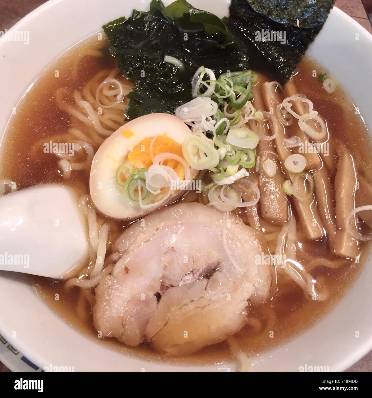 Japanische Ramen die perfekte Mahlzeit - Smartphone-aufgenommenes Stockfoto