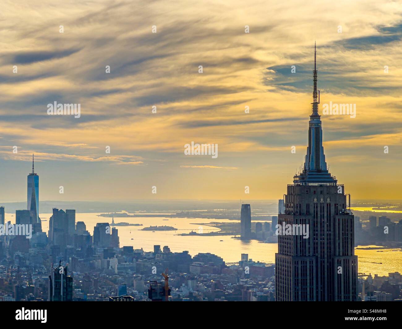 Luftaufnahme am späten Nachmittag von Manhattan in Richtung Finanzviertel mit Empire State Building im Vordergrund. Blick vom Vanderbilt Summit One. - Smartphone-aufgenommenes Stockfoto