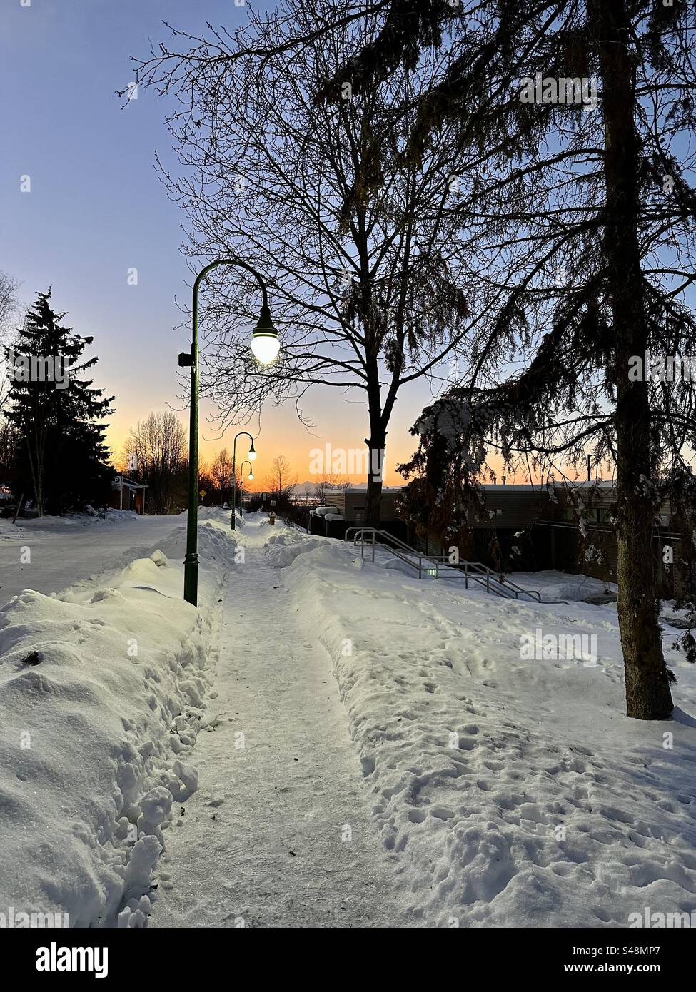 Schneebedeckter Seitenweg in Anchorage, Alaska. - Smartphone-aufgenommenes Stockfoto