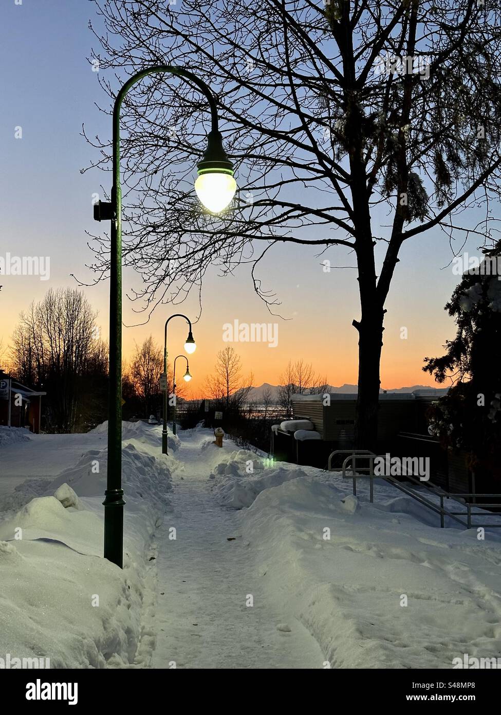 Schneebedeckter Seitenweg, Anchorage Alaska - Smartphone-aufgenommenes Stockfoto