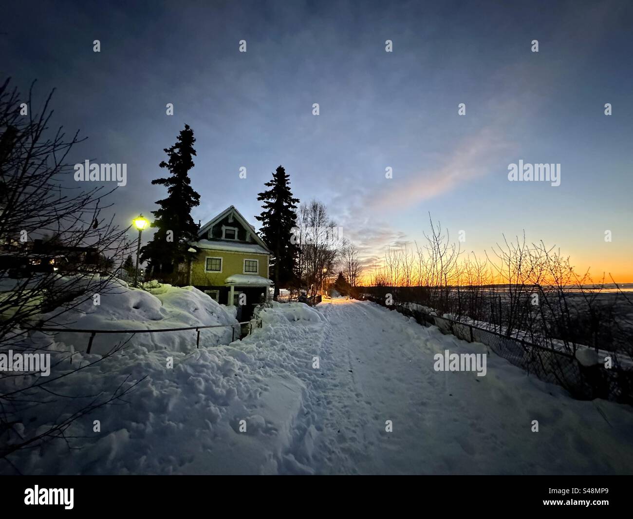 Cottage im Schnee auf dem Coastal Trail, Anchorage, Alaska - Smartphone-aufgenommenes Stockfoto