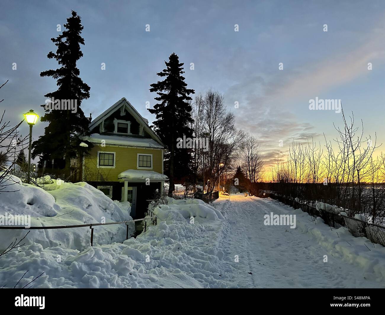 Cottage bedeckt mit Schnee auf dem Coastal Trail, Anchorage Alaska - Smartphone-aufgenommenes Stockfoto