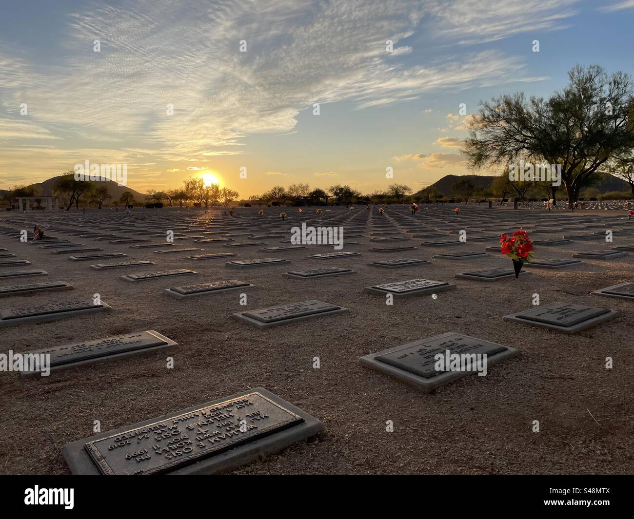 Phoenix National Cemetery, Sonnenuntergang über dem fernen Berggipfel, Arizona, USA Stockfoto