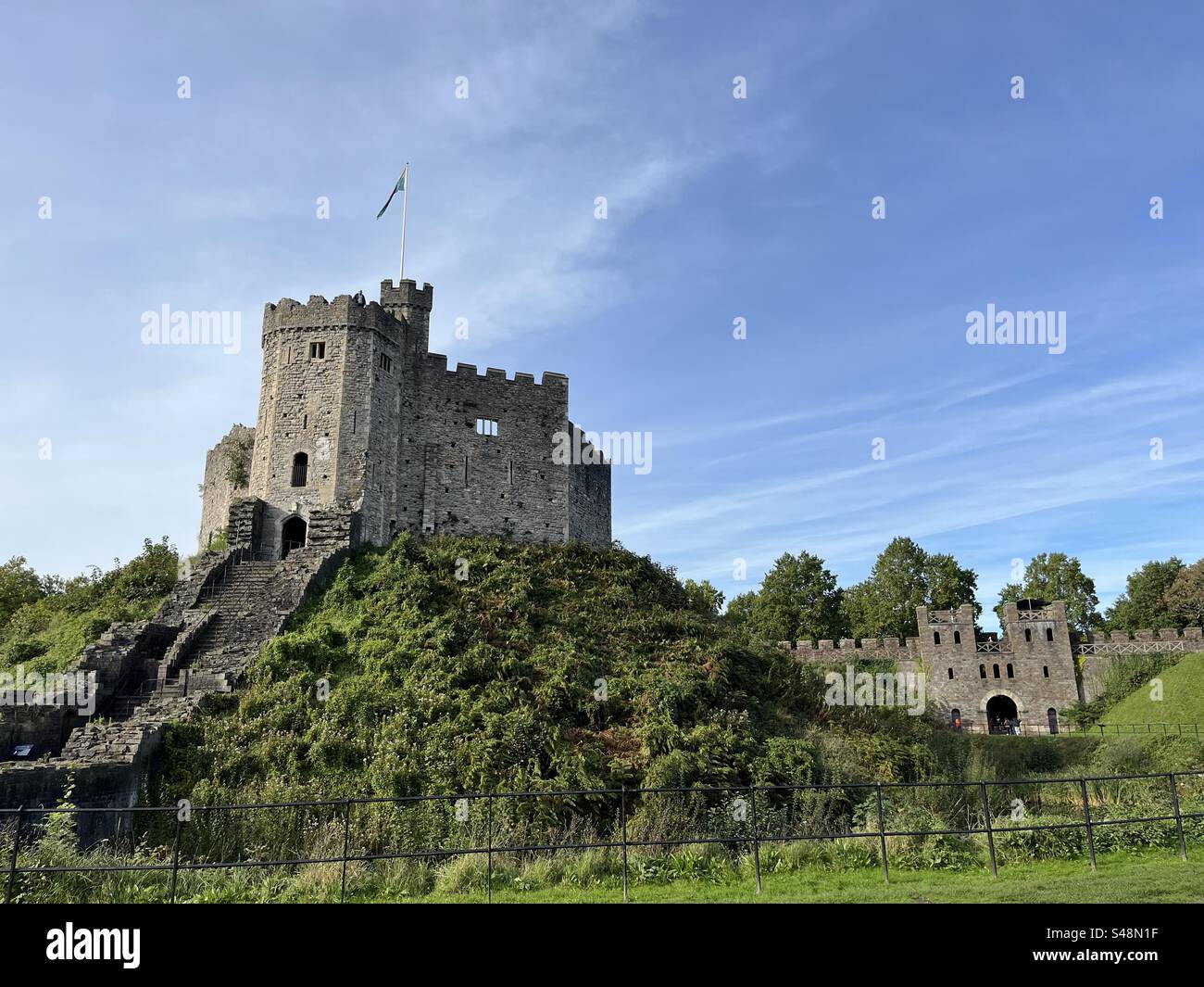 Cardiff Castle, eine mittelalterliche Burg im Stadtzentrum von Cardiff, Wales. Die ursprüngliche Motte und die Burgburg wurden im 11. Jahrhundert von normannischen Eindringlingen auf einer Festung aus dem 3. Jahrhundert erbaut. Stockfoto