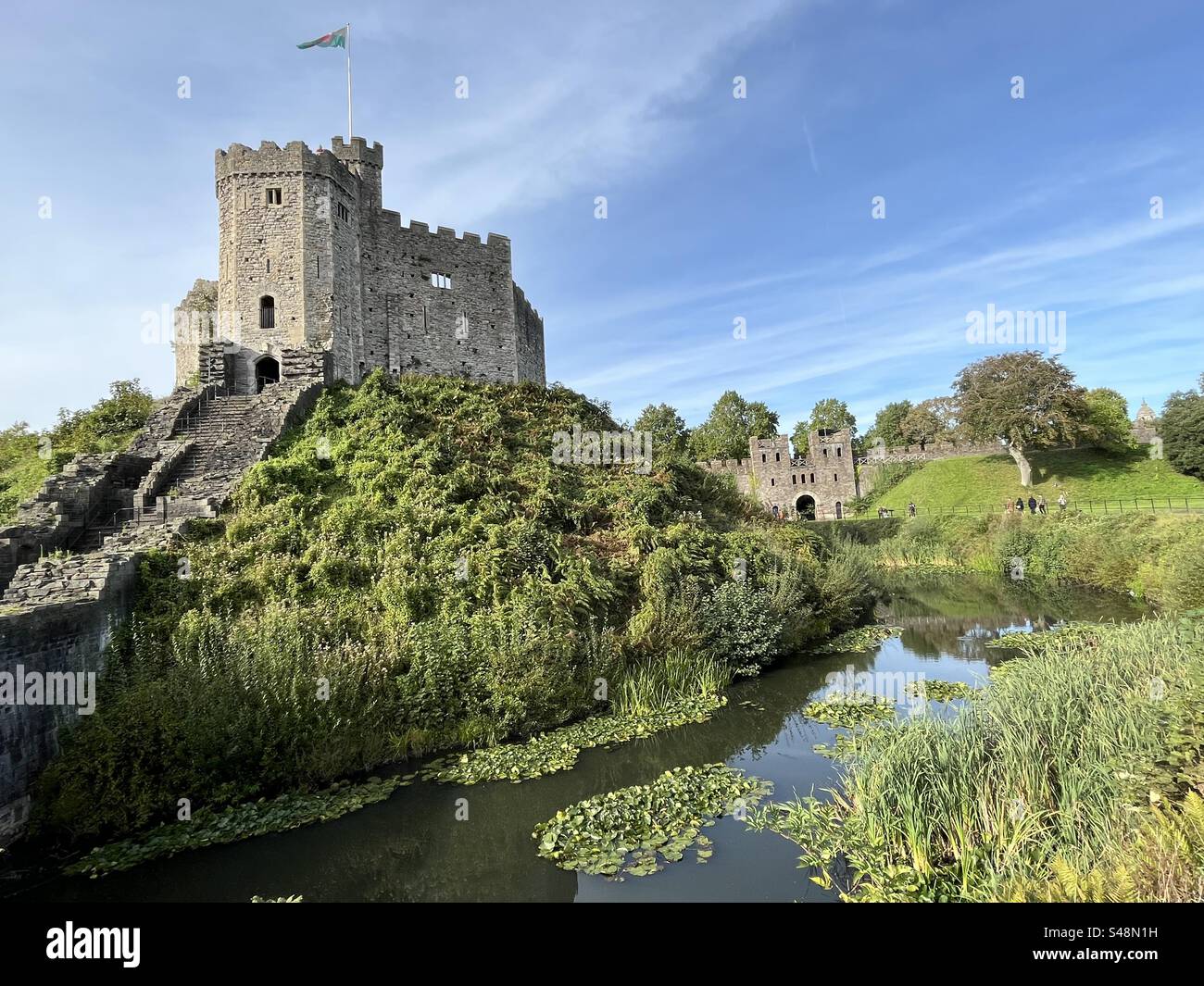 Cardiff Castle, eine mittelalterliche Burg im Stadtzentrum von Cardiff, Wales. Die ursprüngliche Motte und die Burgburg wurden im 11. Jahrhundert von normannischen Eindringlingen auf einer Festung aus dem 3. Jahrhundert erbaut. Stockfoto