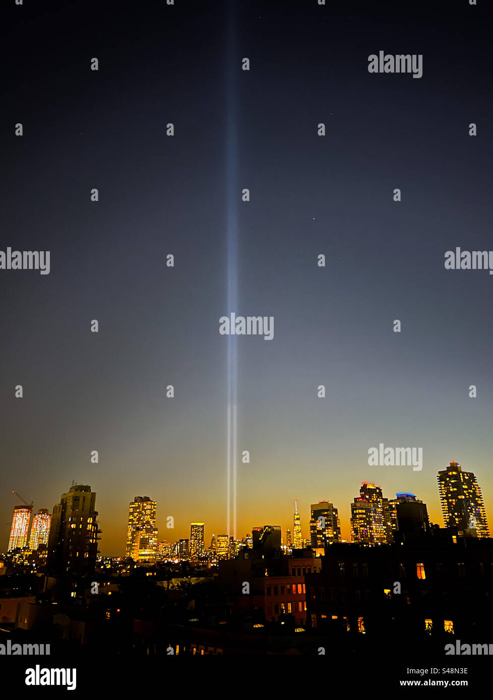 9/11 Memorial Tribute in Light gegen die Skyline von Manhattan in New York City am 6. September 2023. Stockfoto