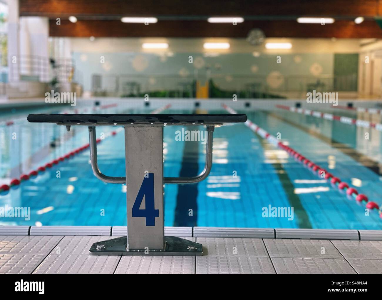 Tauchplattform in einem öffentlichen Schwimmbad Stockfoto