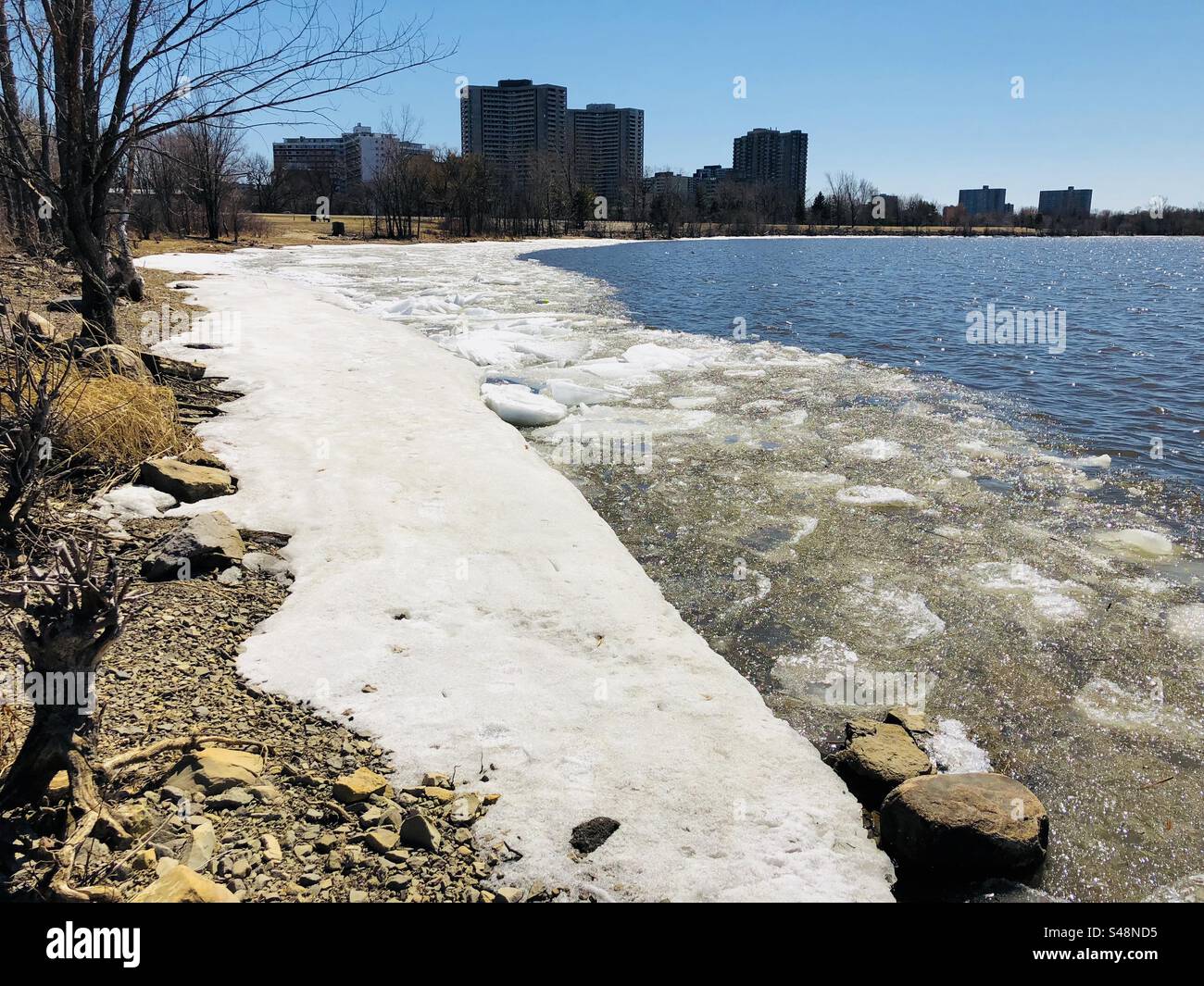 Landschaftsaufnahme der schneebedeckten und vereisten Flussseite in Ottawa, Ontario, Kanada Stockfoto
