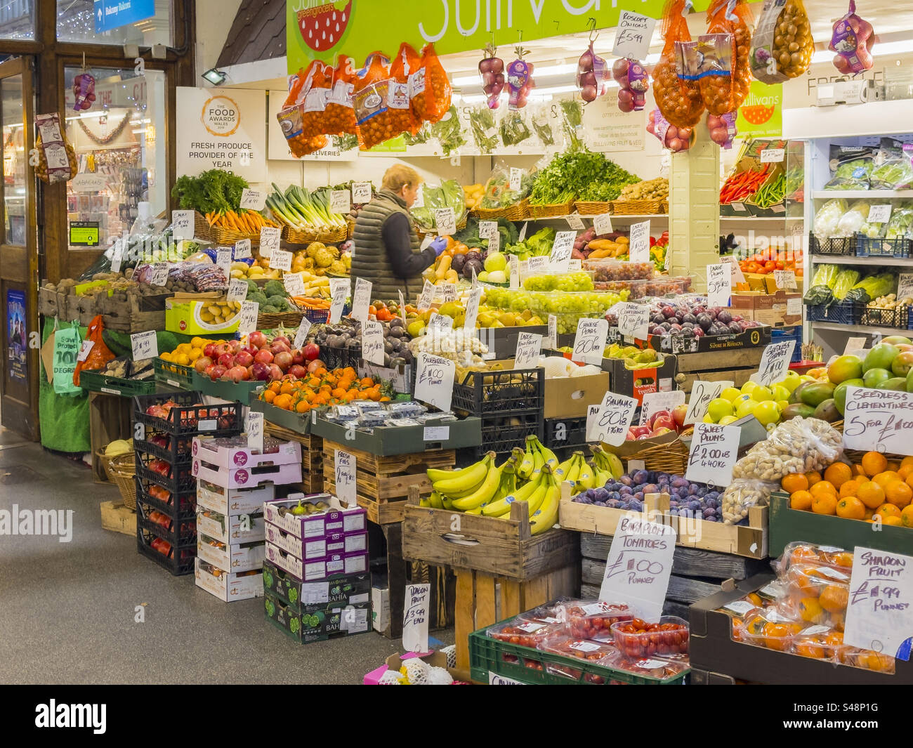 Sullivan’s Fruit & Veg Counter auf dem Cardiff Central Indoor Market, Dezember 2023: Phillip Roberts Stockfoto