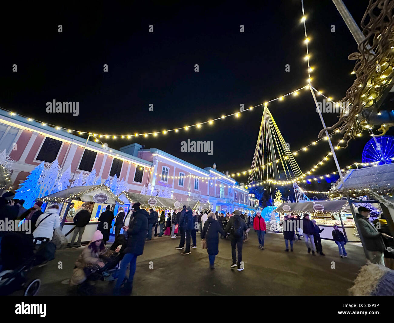 Eine Winterszene auf dem Weihnachtsmarkt im Freizeitpark Liseberg, Göteborg Schweden zu Weihnachten. Stockfoto