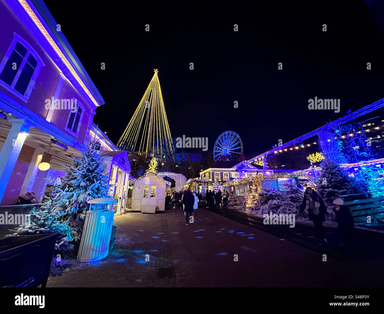 Eine Winterszene im Freizeitpark Liseberg, Göteborg Schweden zu Weihnachten. - Smartphone-aufgenommenes Stockfoto
