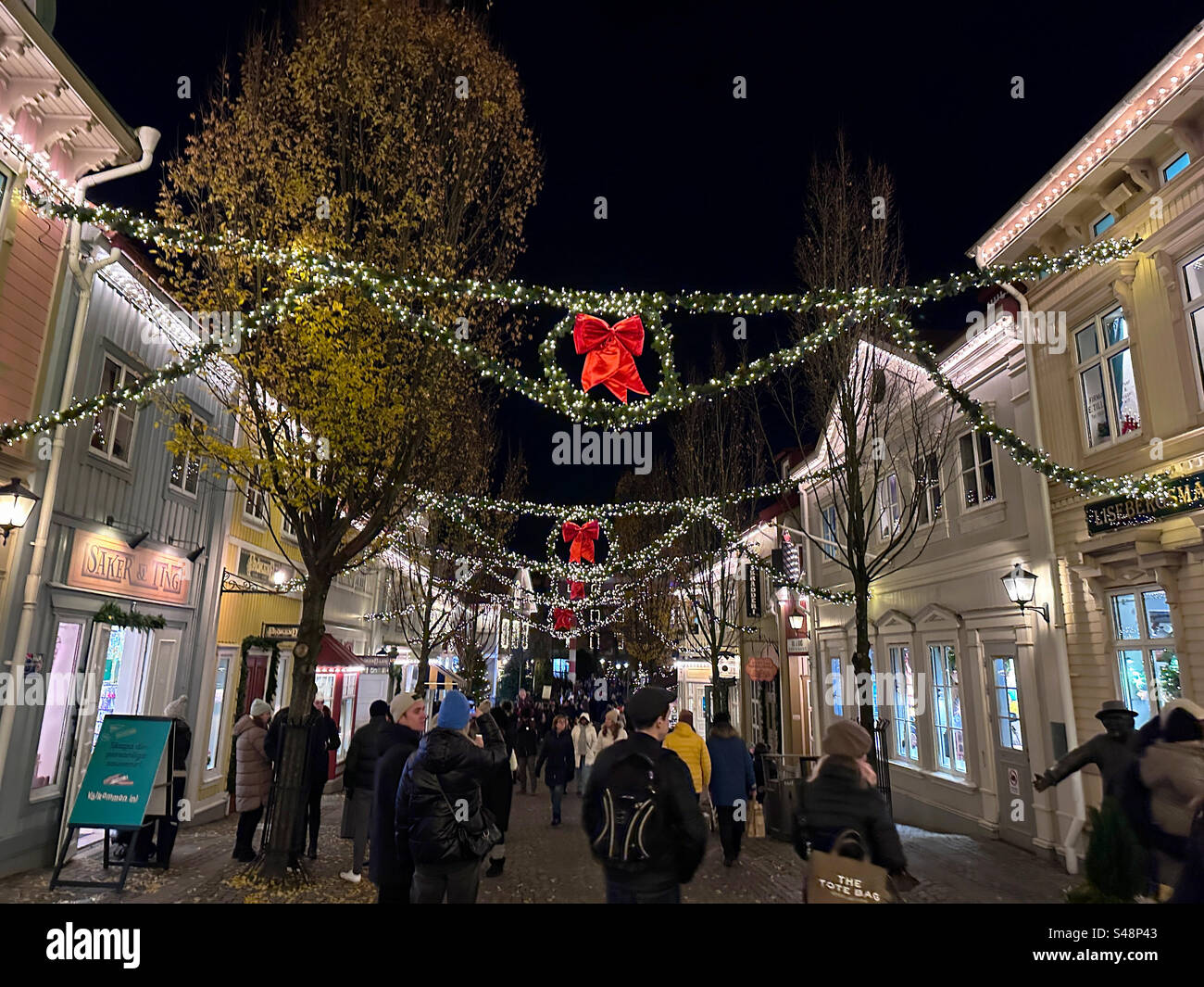Eine Winterszene im Freizeitpark Liseberg, Göteborg Schweden zu Weihnachten. Stockfoto