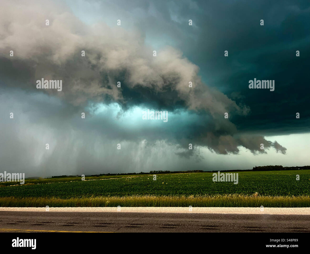 Ein böser Sturm über dem manitoba Field Stockfoto