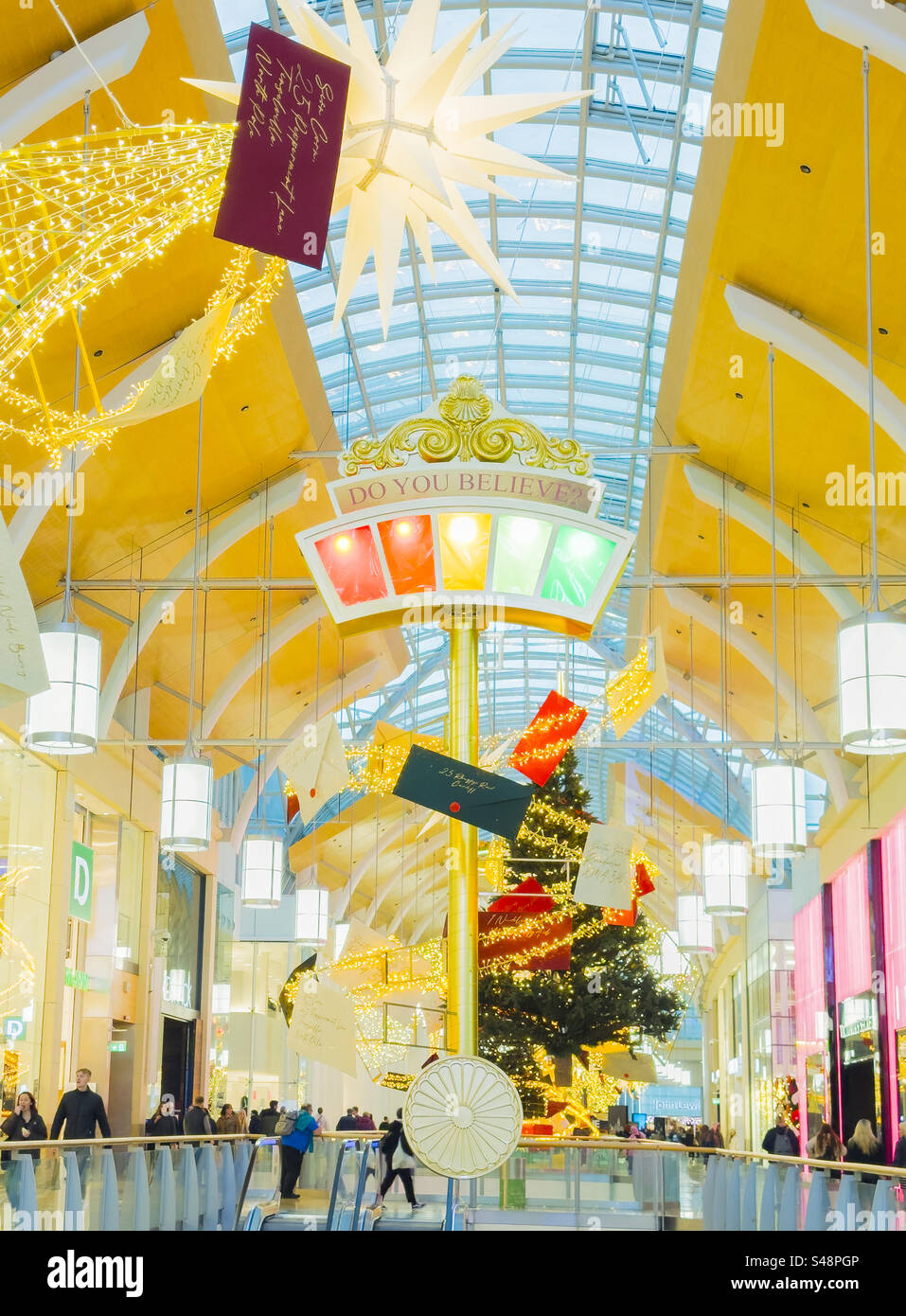 Festlich dekorierte Inneneinrichtung des St David's/Dewi Sant Shopping Centre, Cardiff City Centre, weihnachtliche Lifestyle Szene: Phillip Roberts - Smartphone-aufgenommenes Stockfoto