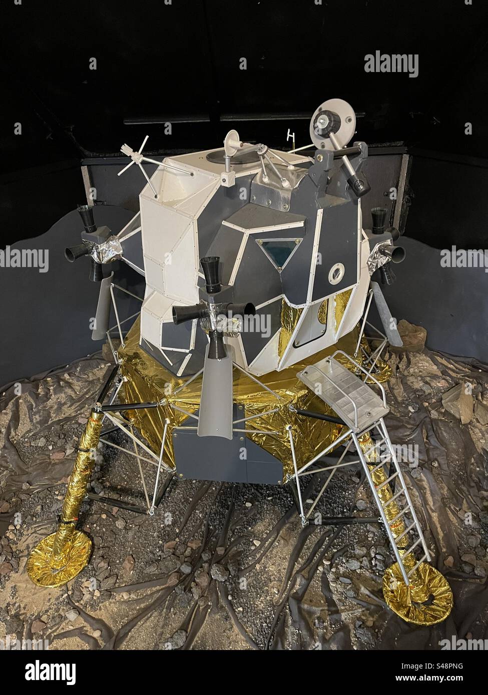 Aufnahme eines NASA-Modells im Mondmodul-Maßstab am Aniane Astronomical Observatory in der Nähe von Montpellier, Occitanie, Frankreich Stockfoto