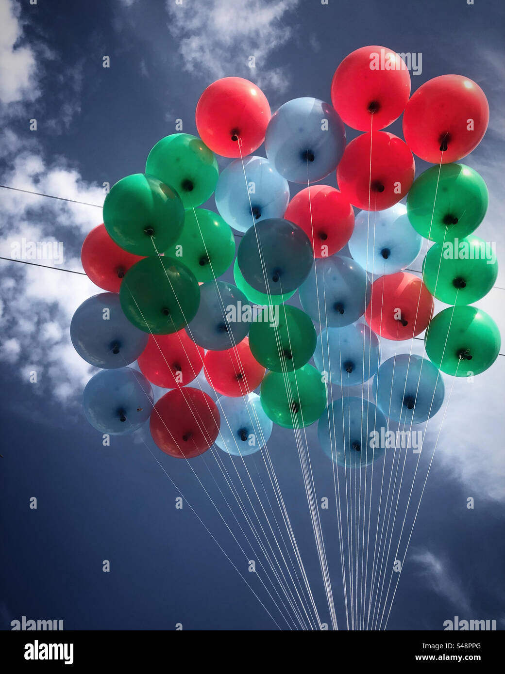 Ein Haufen roter und blauer Ballons Stockfoto