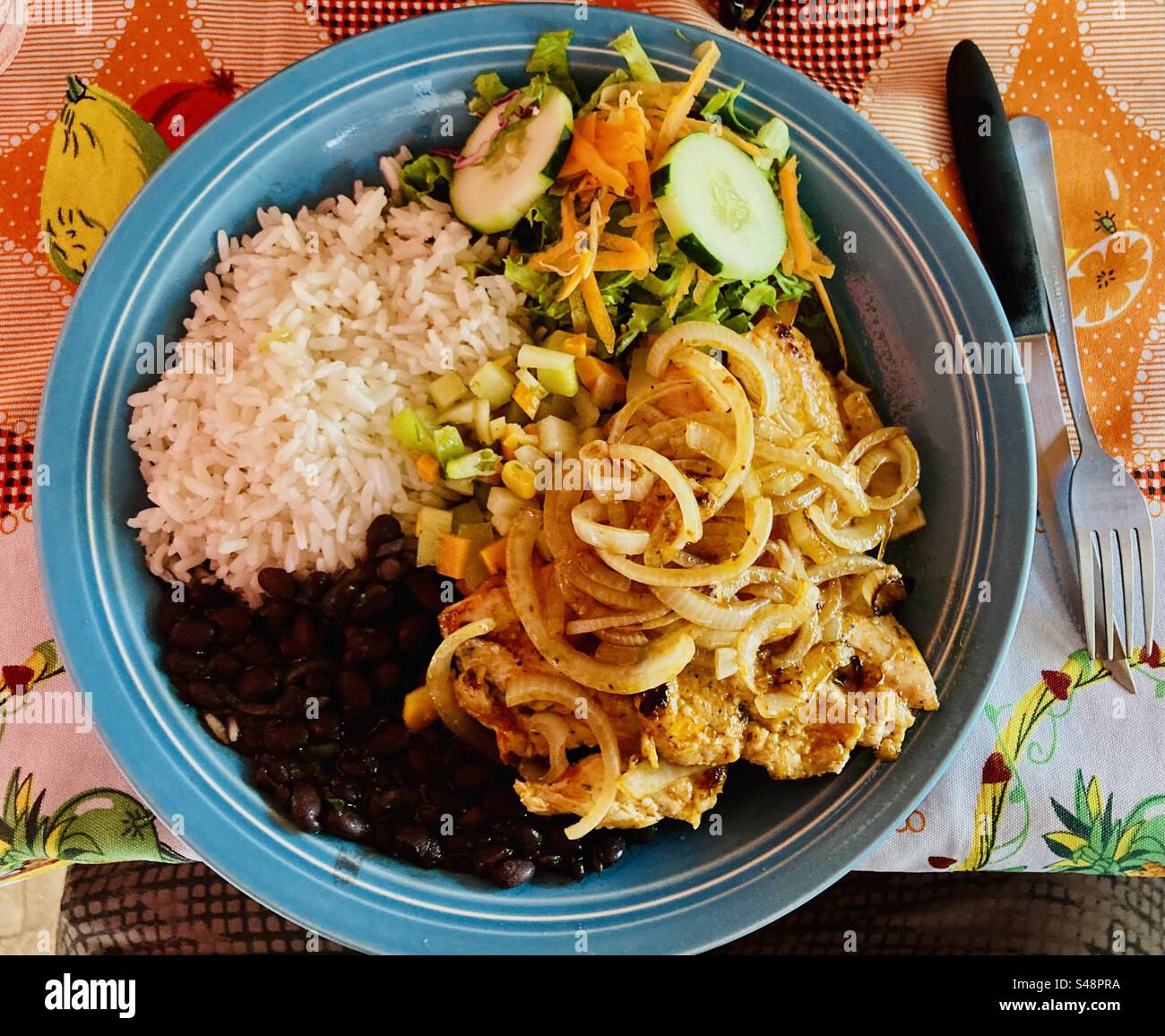 Klassisches Costa-ricanisches Soda-Mittagessen, Reis, Bohnen, Huhn und Zwiebeln. Stockfoto