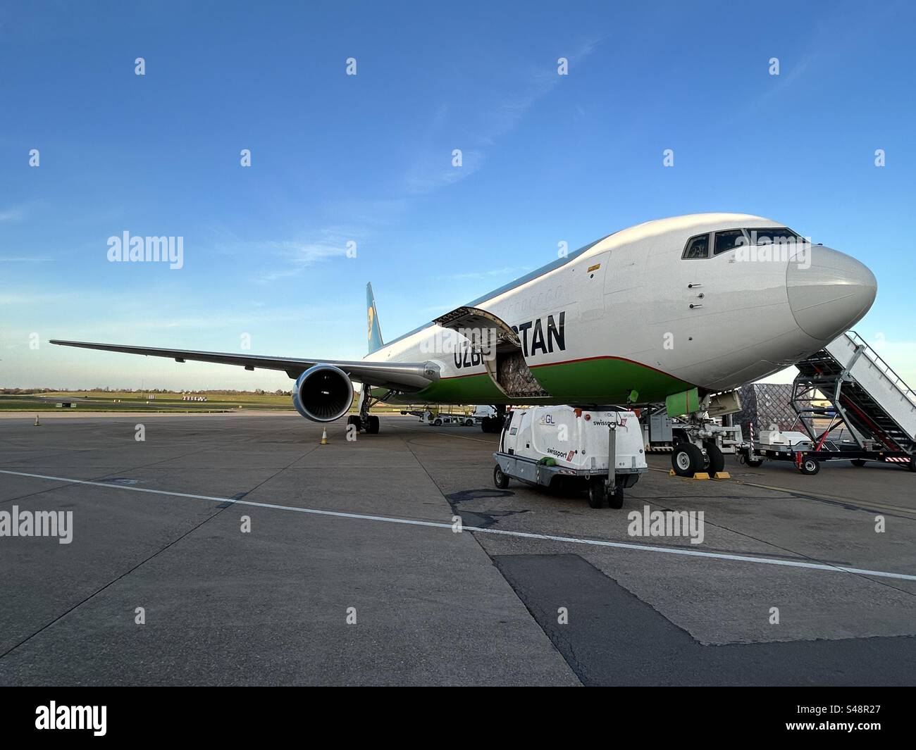 Usbekistan 767 Frachter am Flughafen Birmingham Stockfoto