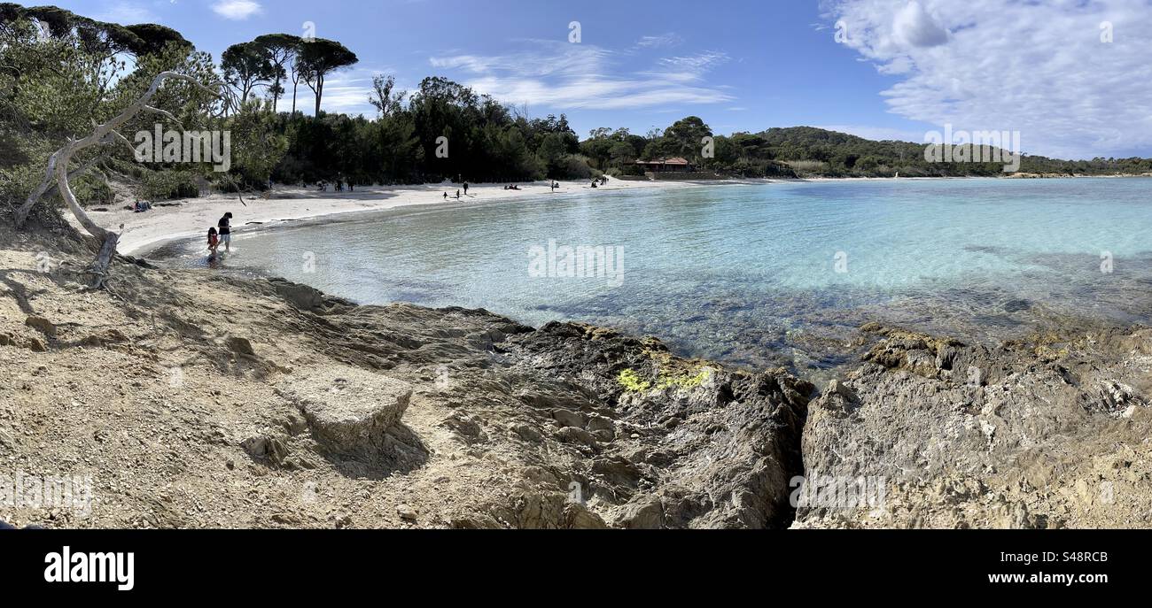 Panoramaaufnahme eines Strandes in Porquerolles, Insel in der Îles d'Hyères, Var, Provence-Alpes-Côte d'Azur, Frankreich Stockfoto