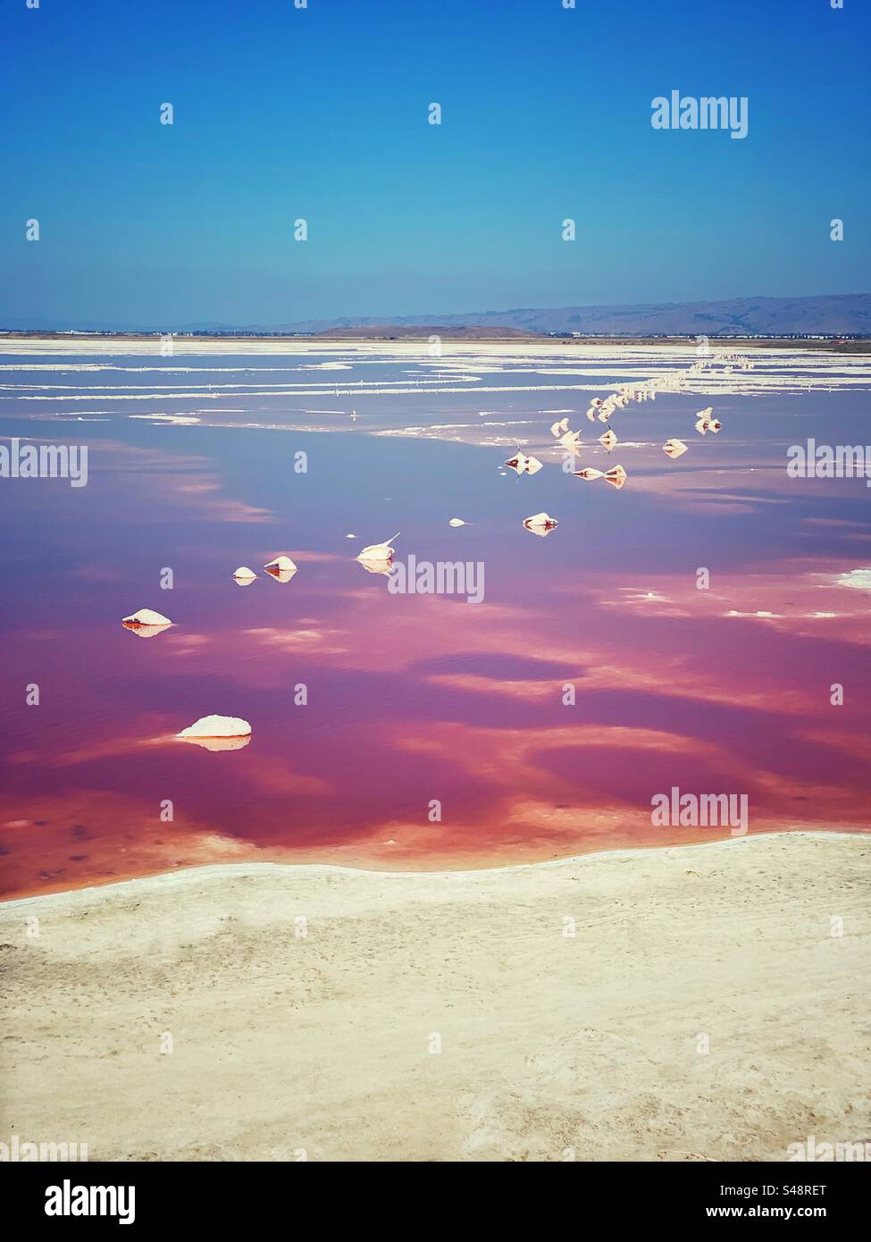 Buntes rotes Wasser mit Salzablagerungen Stockfoto