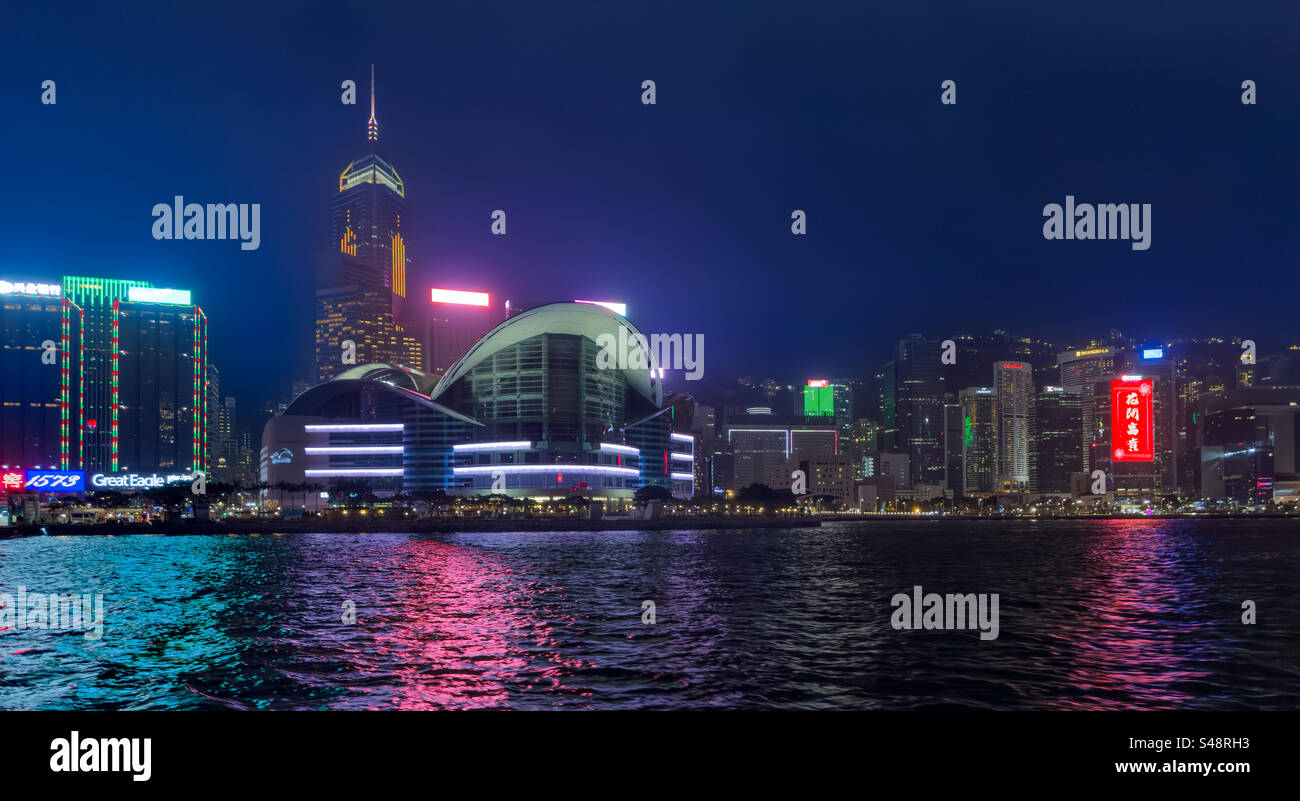 Skyline von Hongkong bei Nacht von Tsim TSA Tsui, Kowloon - Smartphone-aufgenommenes Stockfoto