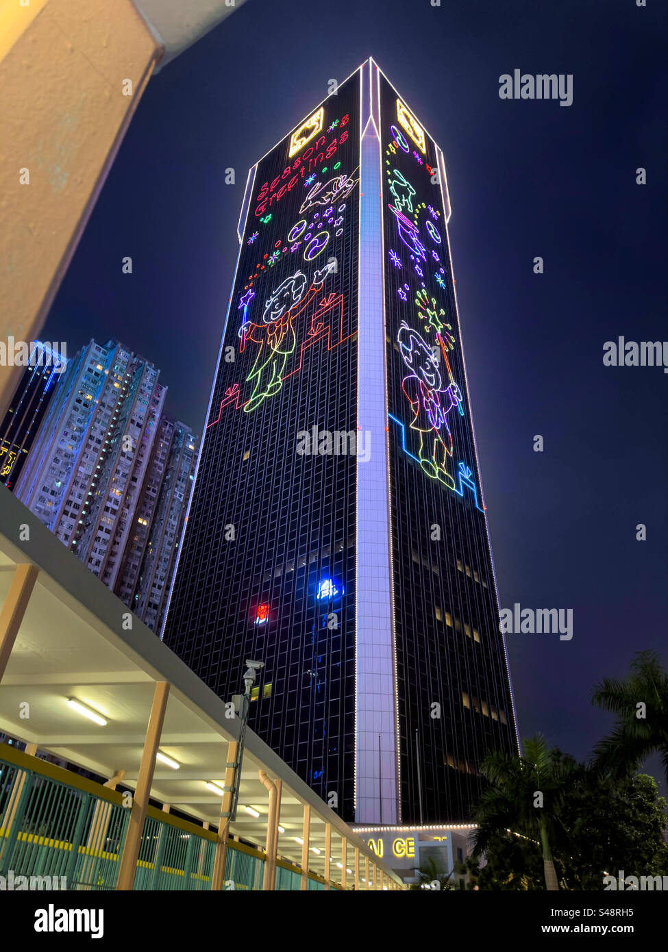 Weihnachtslichter schmücken den Wolkenkratzer, eine Weihnachtstradition in Hongkong - Smartphone-aufgenommenes Stockfoto