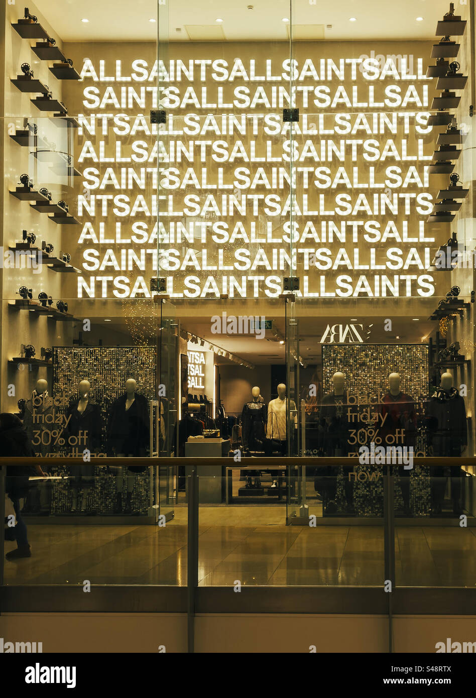 All Saints Store Cardiff Shopping Mall, Cardiff, Wales: Phillip Roberts - Smartphone-aufgenommenes Stockfoto