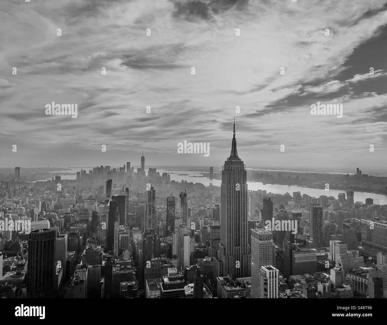 Aus der Vogelperspektive von Manhattan aus der Innenstadt in Richtung Finanzviertel mit dem Empire State Building im Vordergrund. - Smartphone-aufgenommenes Stockfoto