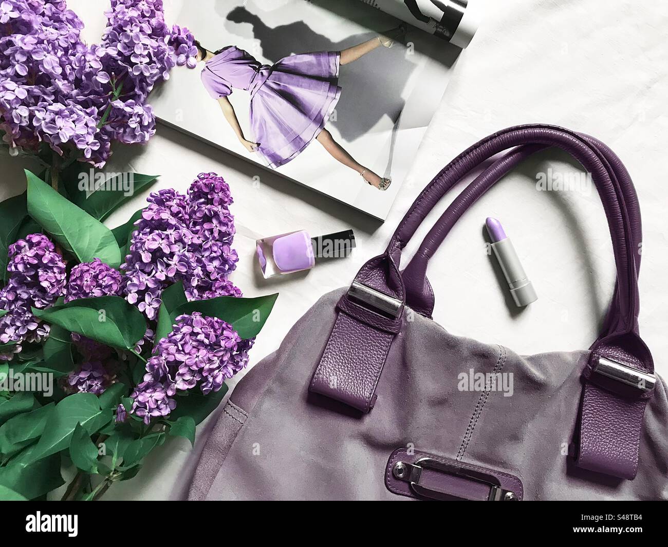Lilafarbenes modisches Zubehör flach gelegt - Smartphone-aufgenommenes Stockfoto