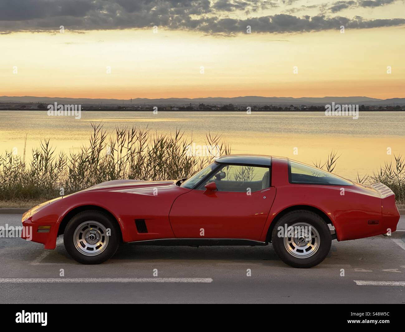 Rot 1970-1972 Corvette ZR1 am Straßenrand bei Sonnenuntergang in Palavas-les-Flots, Occitanie, Frankreich Stockfoto