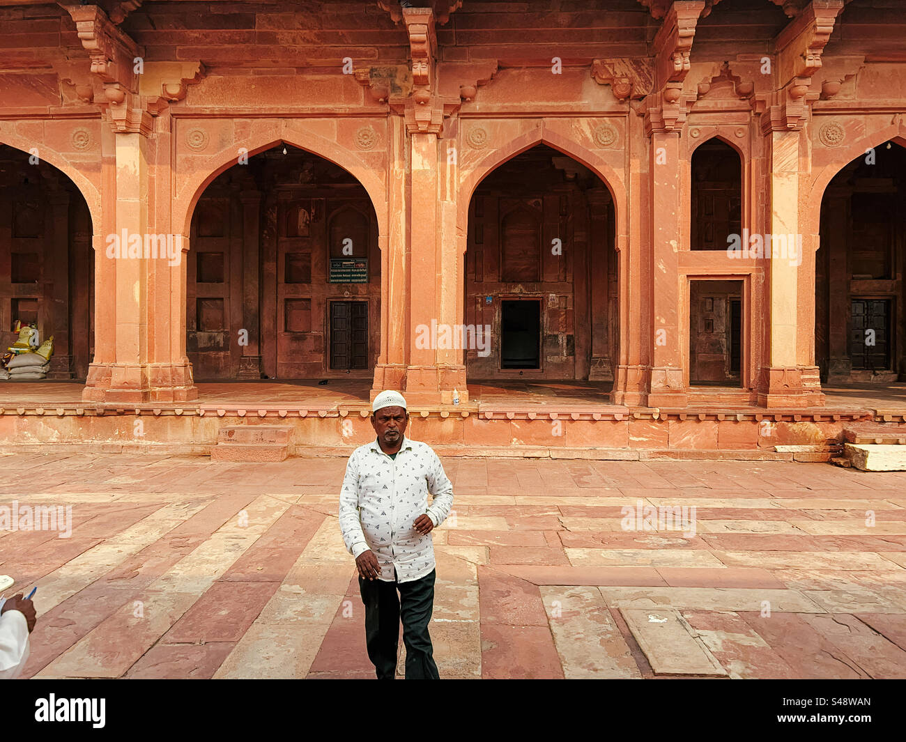 Indische muslimische Männer am Sufi-Schrein in der Moschee in Fatehpur Sikri in Uttar Pradesh in Indien - Smartphone-aufgenommenes Stockfoto