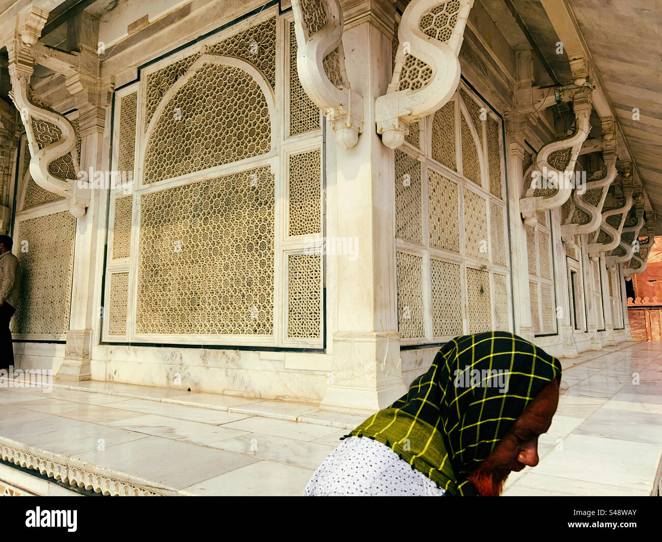 Indische muslimische Männer am Sufi-Schrein in der Moschee in Fatehpur Sikri in Uttar Pradesh in Indien - Smartphone-aufgenommenes Stockfoto
