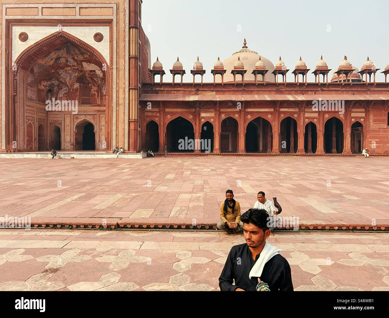 Indische muslimische Männer am Sufi-Schrein in der Moschee in Fatehpur Sikri in Uttar Pradesh in Indien - Smartphone-aufgenommenes Stockfoto