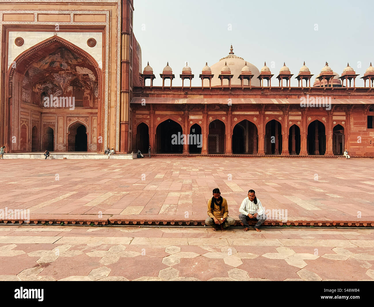Indische muslimische Männer am Sufi-Schrein in der Moschee in Fatehpur Sikri in Uttar Pradesh in Indien - Smartphone-aufgenommenes Stockfoto
