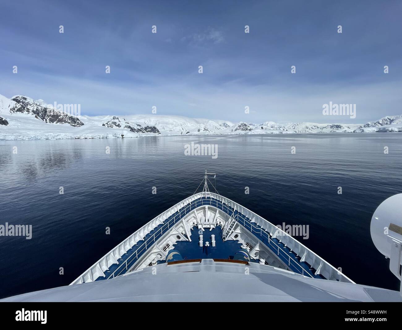 Ein Kreuzfahrtschiff, das antarktische Gewässer erkundet Stockfoto