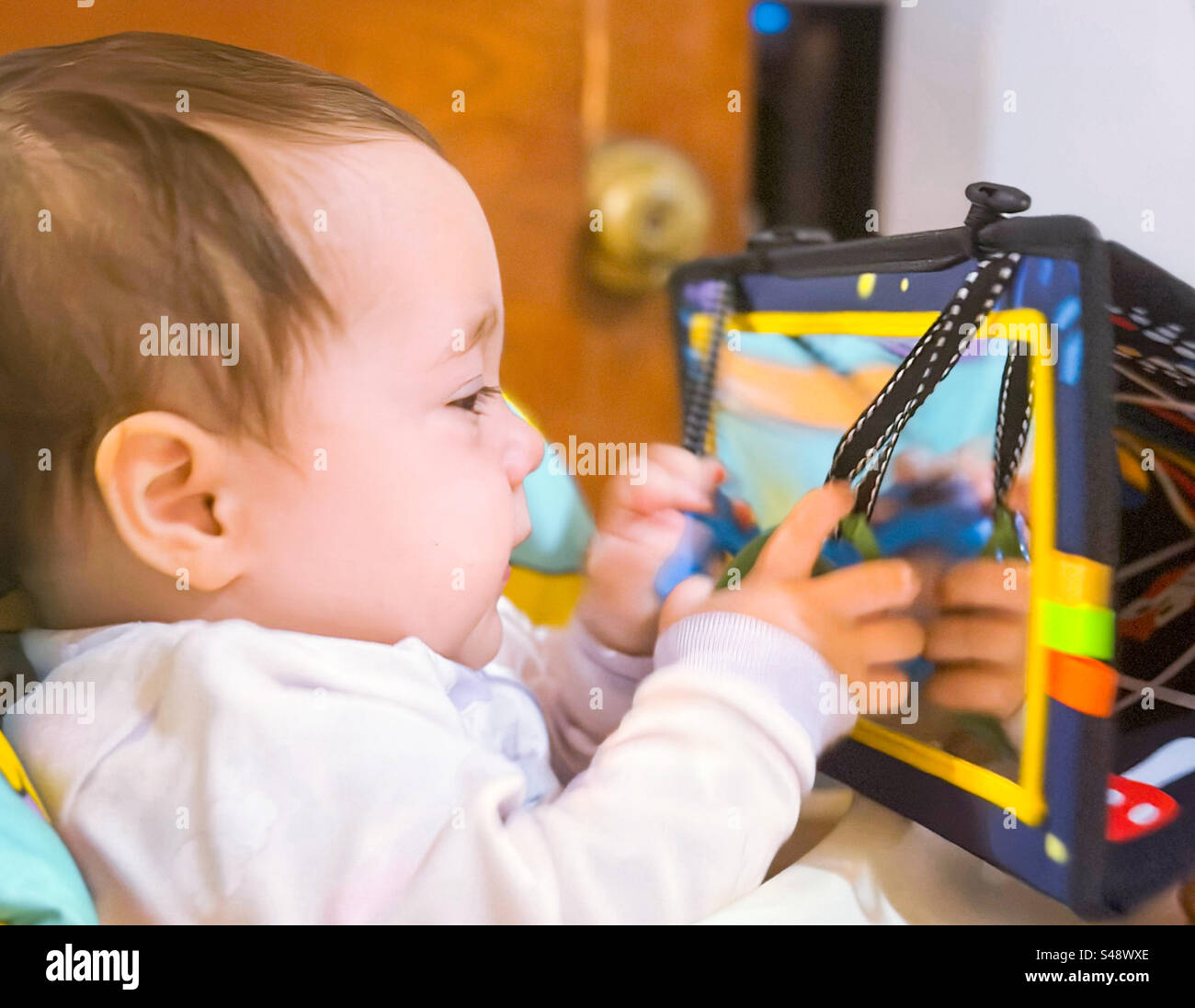Babys und Spiegel. Selbstbewusstseinskonzept Stockfoto