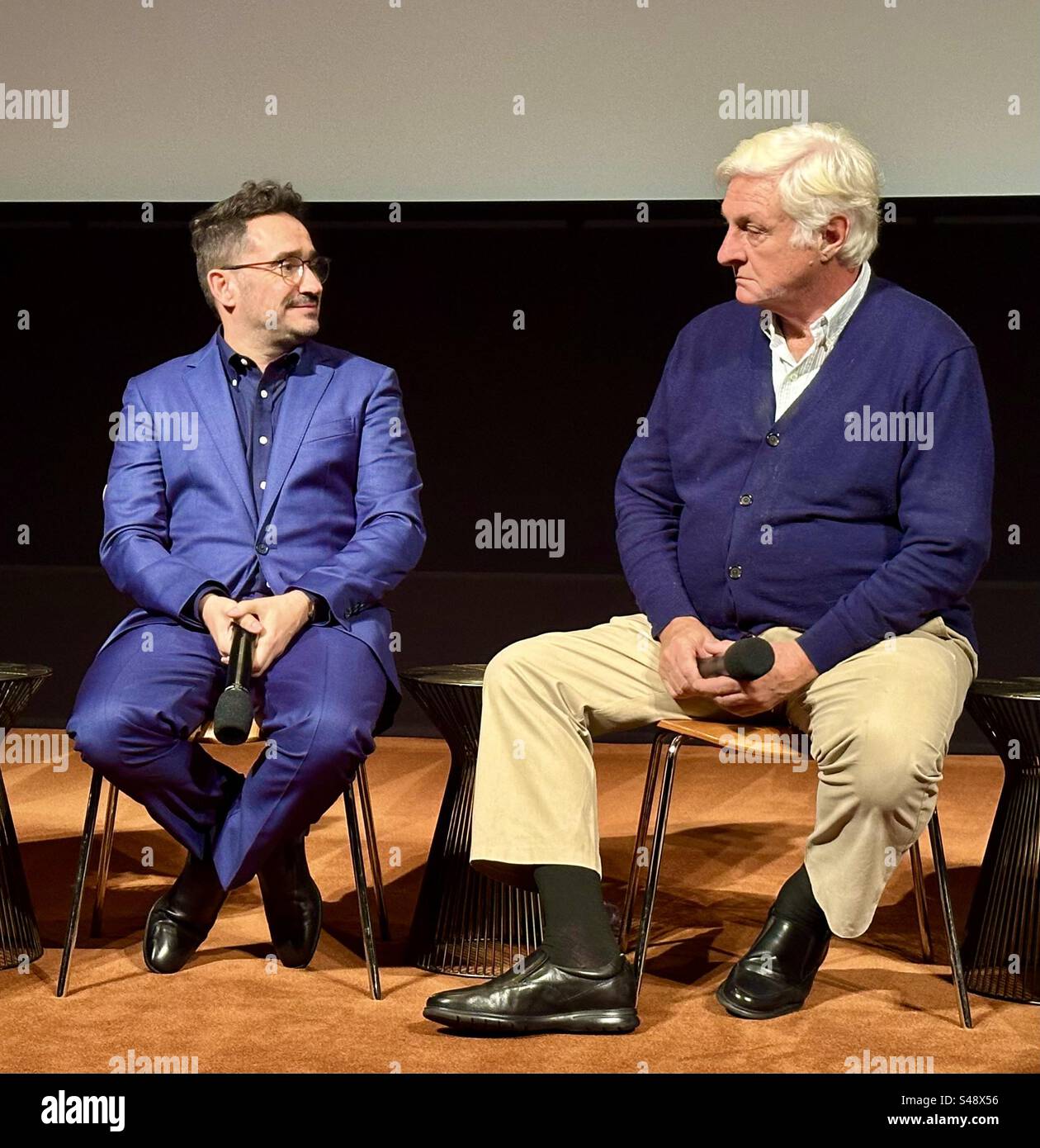 Der spanische Regisseur J.A. Bayona mit dem Überlebenden Roberto Canessa nach einer Filmvorführung von Society of the Snow im November 2023, einem Film, der auf der Flugkatastrophe der Anden von 1972 basiert. Stockfoto