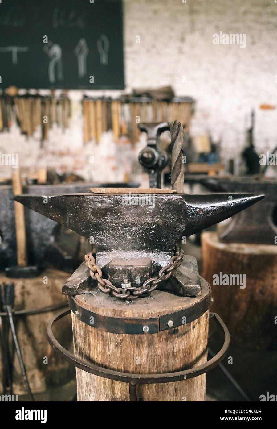 Der alte Amboss in der Werkstatt eines hammerschmieds Stockfoto