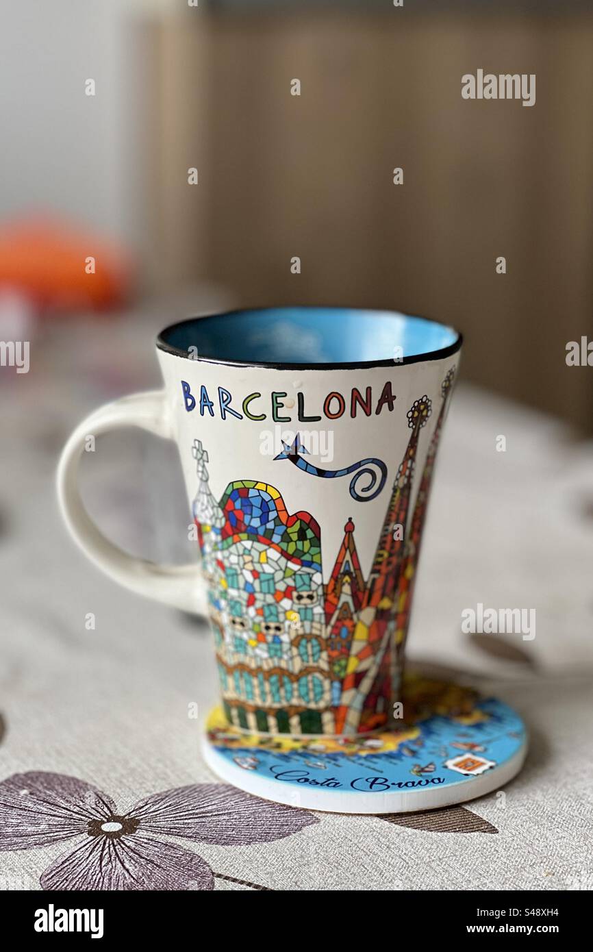 Dekorierte Barcelona-Tasse auf einem Wohntisch und passender Untersetzer. - Smartphone-aufgenommenes Stockfoto