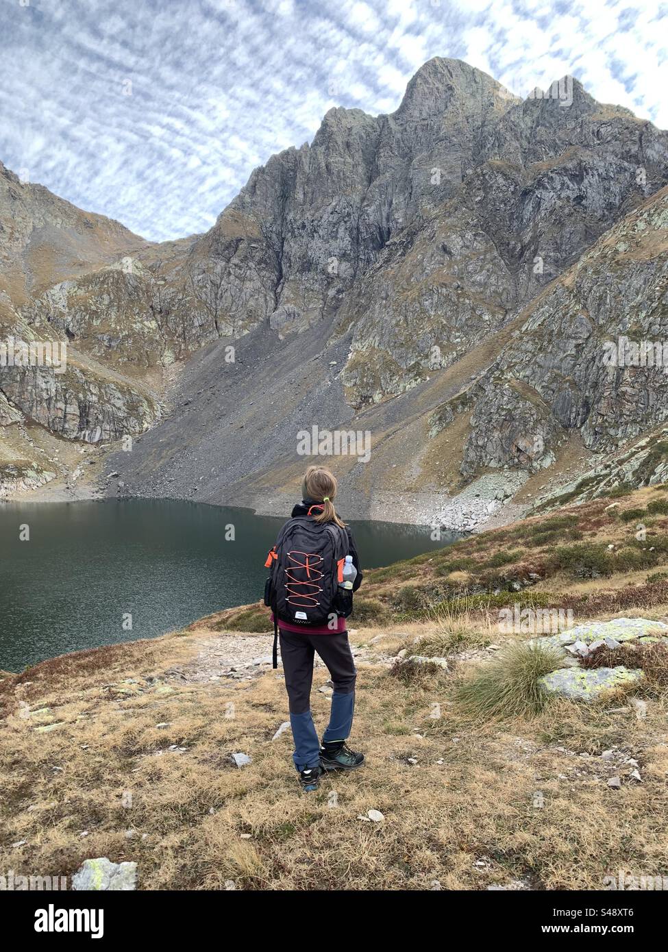 Ragazza guarda il Lago del Diavolo alle Pendici del Monte Aga. Italia Stockfoto