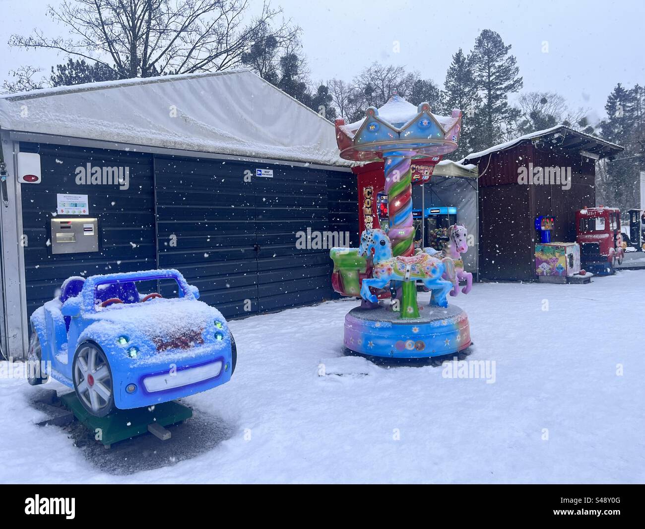 Verlassene Kinderspielautomaten außerhalb der Saison im Winter bei Schneefall im Jelitkowski Park, Danzig Polen, Europa, EU Stockfoto