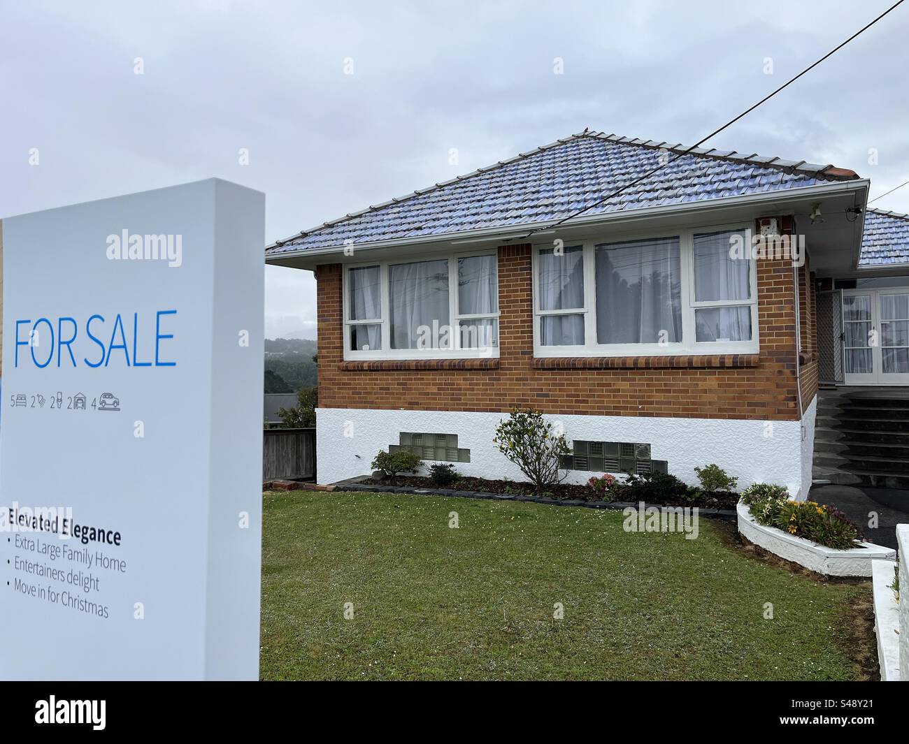 Haus zum Verkauf - Smartphone-aufgenommenes Stockfoto