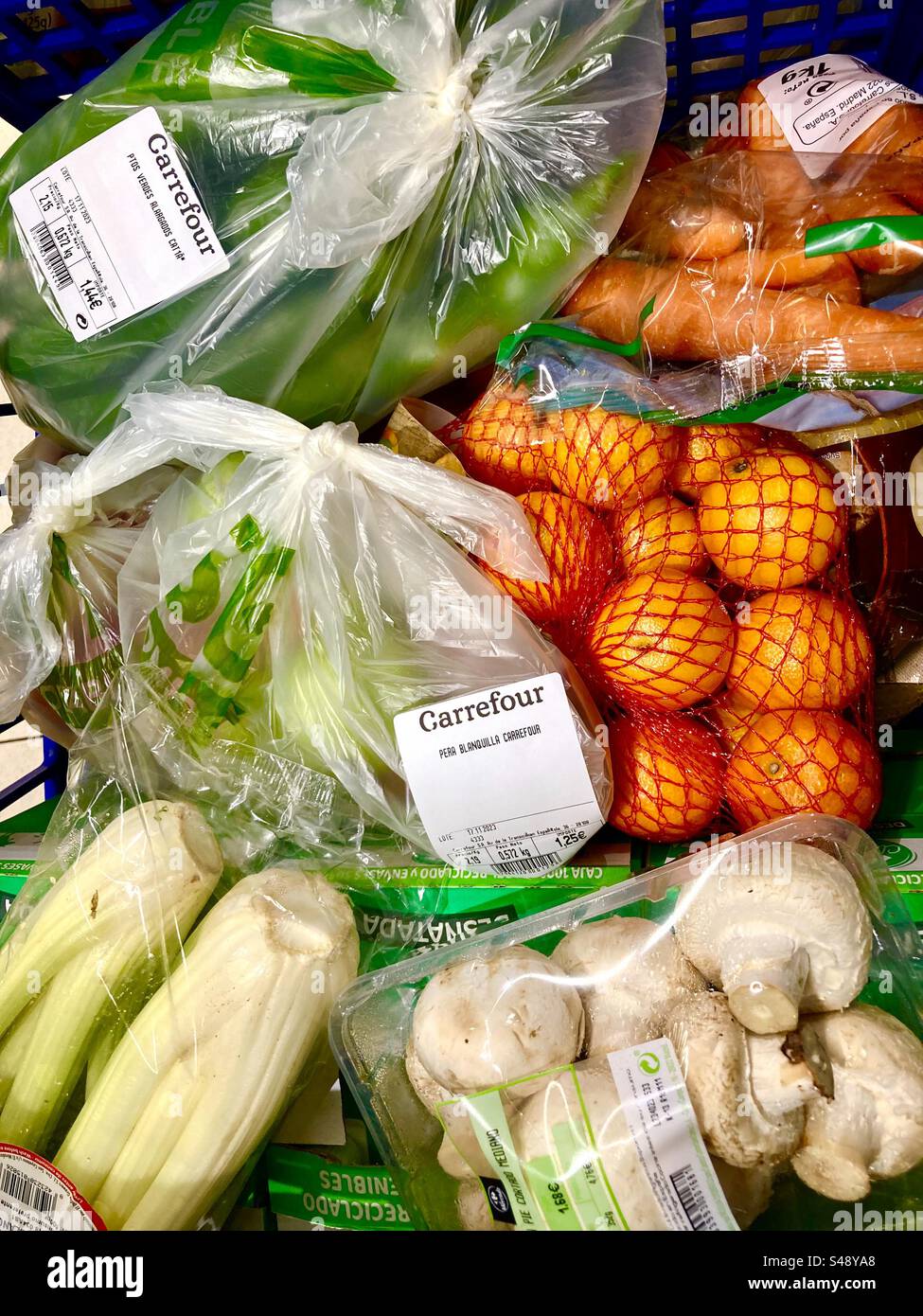 Typisches Obst und Gemüse in einem Supermarktwagen Carrefour Spanien Konzept Inflation und Lebenshaltungskosten Stockfoto