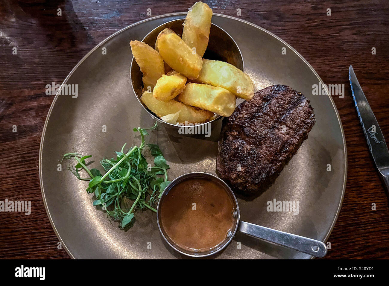 Rinderfilet und grobe Chips mit Sauce im Restaurant Stockfoto