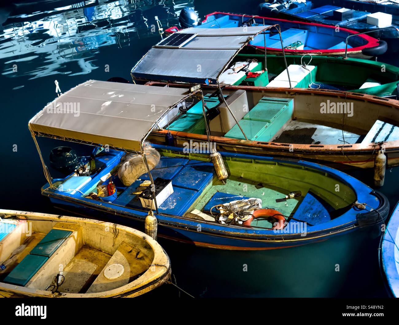 Hölzerne Fischerboote, die für die Nacht im Fischerdorf Sai Kung in Hongkong verankert sind - Smartphone-aufgenommenes Stockfoto