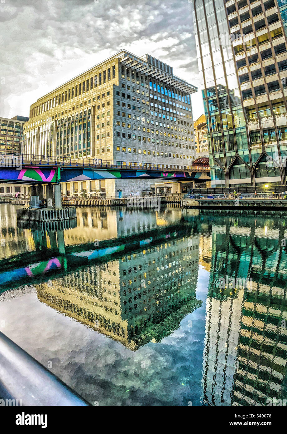 Die Dockland Light Railway verläuft zwischen Heron Quay und Canary Wharf Station i - Smartphone-aufgenommenes Stockfoto