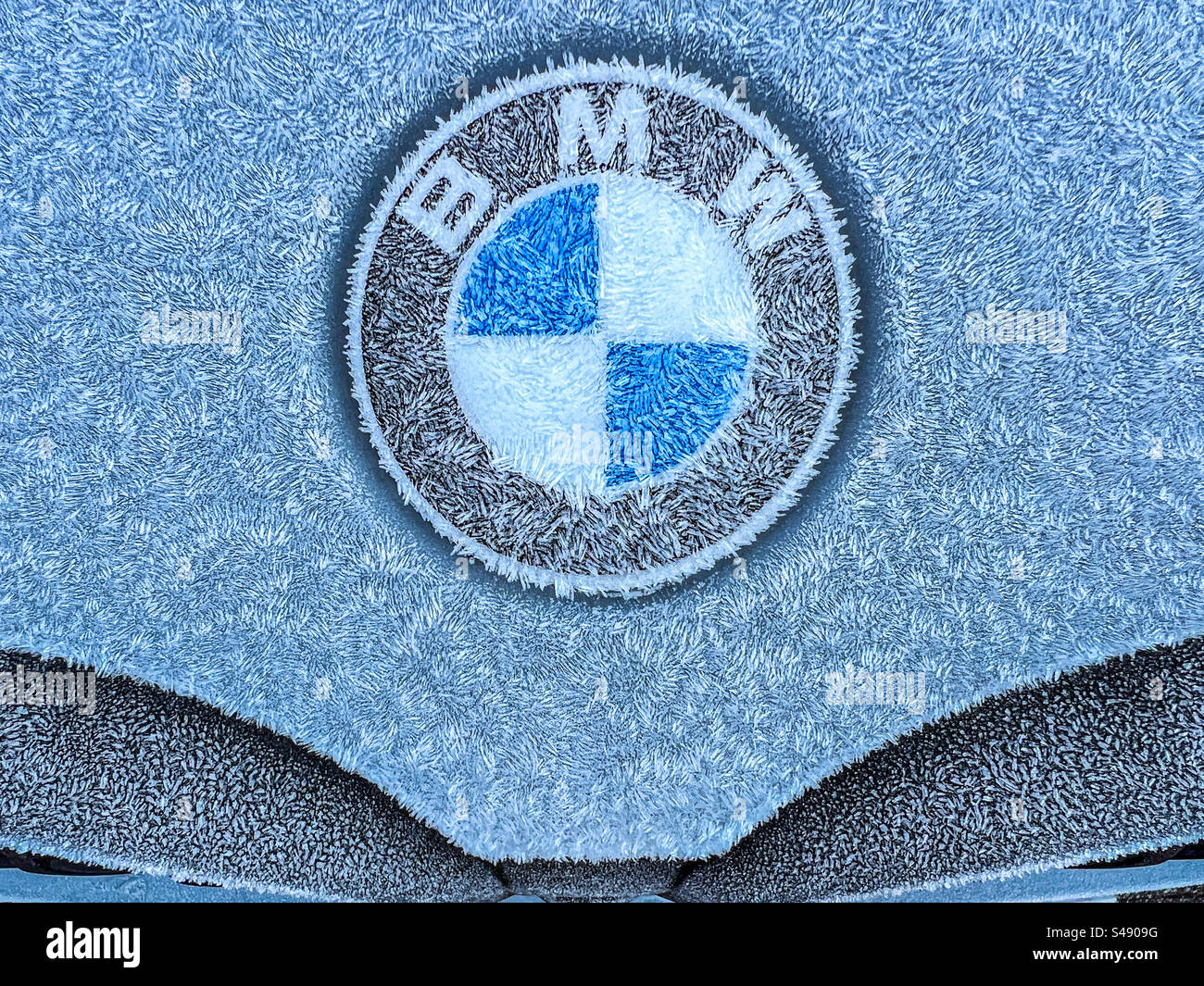 Eisbedecktes BMW-Auto im Winter Stockfoto