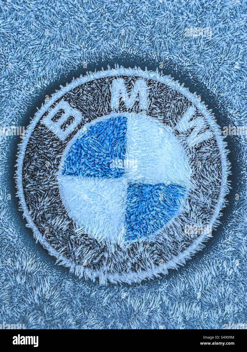 Eisbedecktes BMW-Auto im Winter Stockfoto